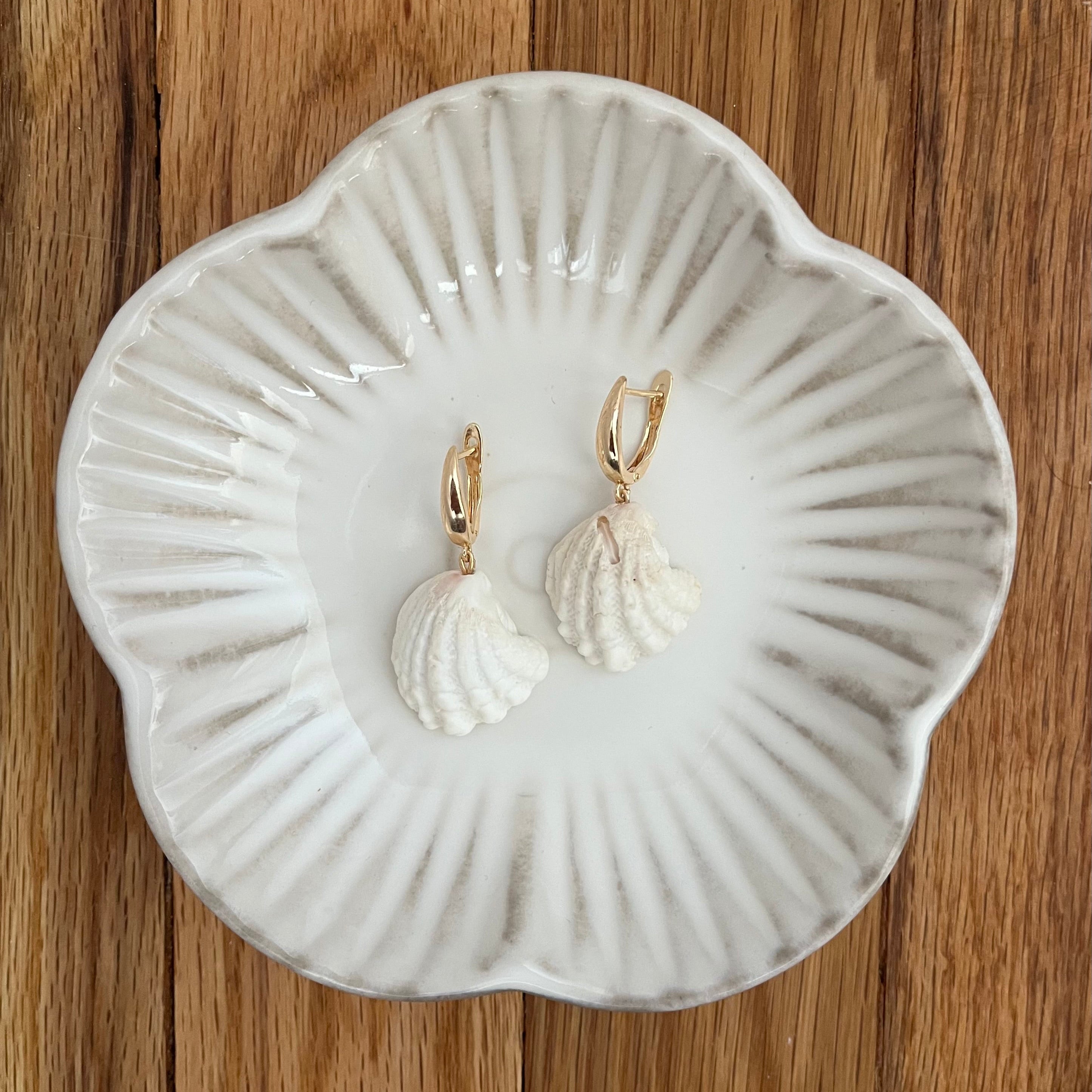 Feeling Clammy & Chic - dangle earrings